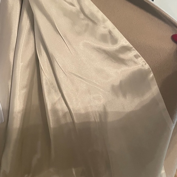 Luxury cream cashmere cape, trimmed in genuine fox fur - Picture 7 of 9